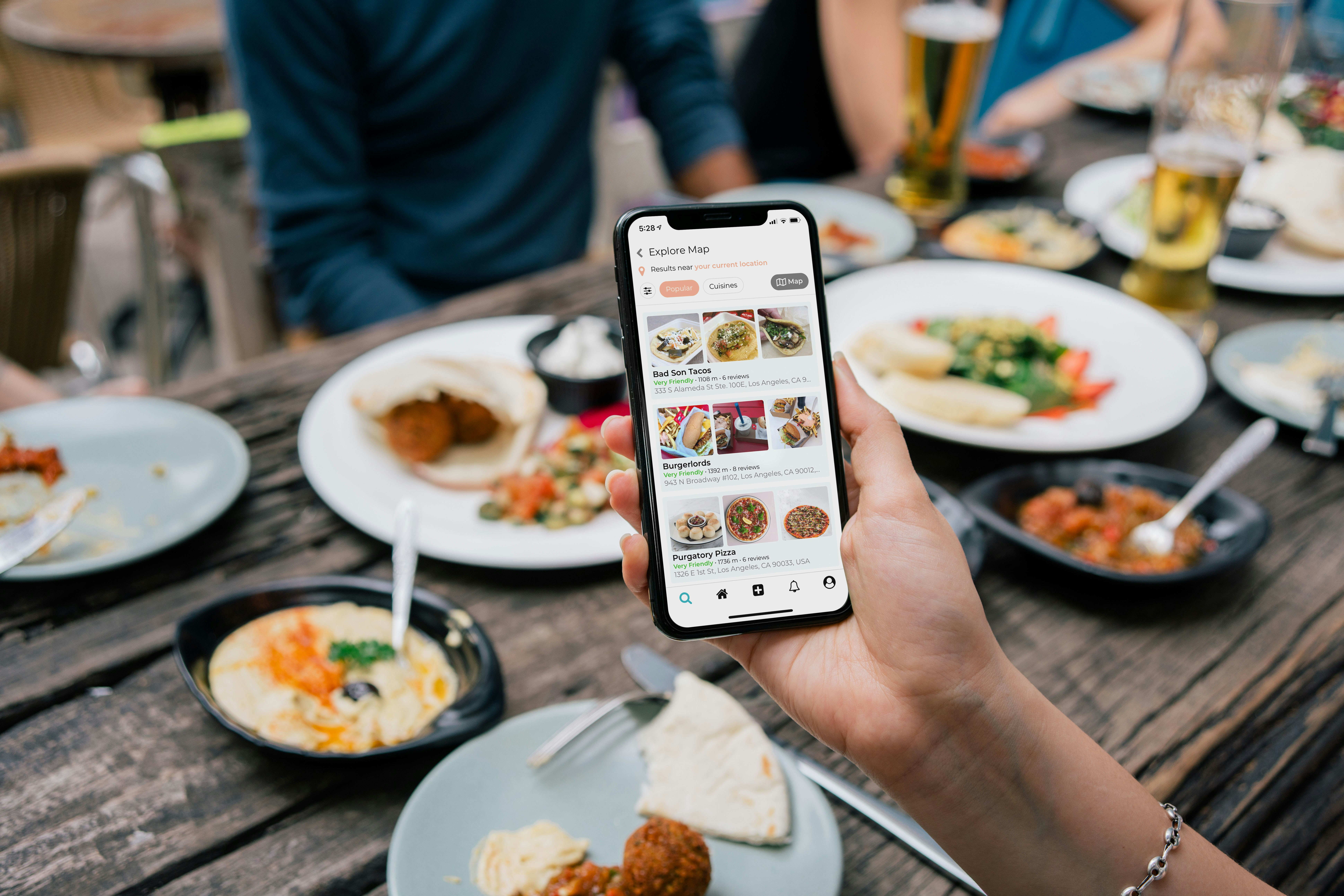 Persone che ordinano da un ecommerce alimentare tramite smartphone