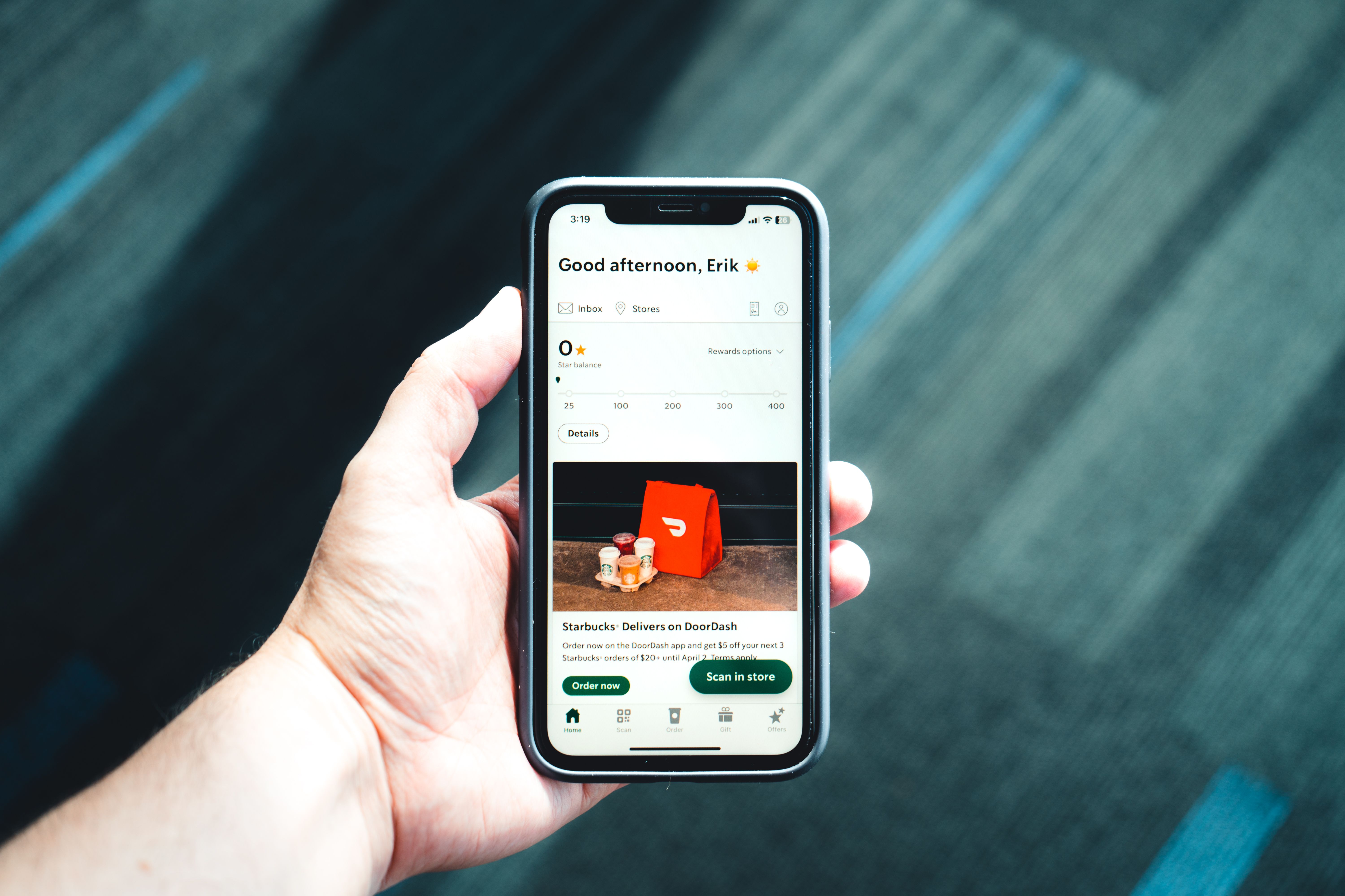 Cliente che paga dal proprio smartphone in un checkout alimentare